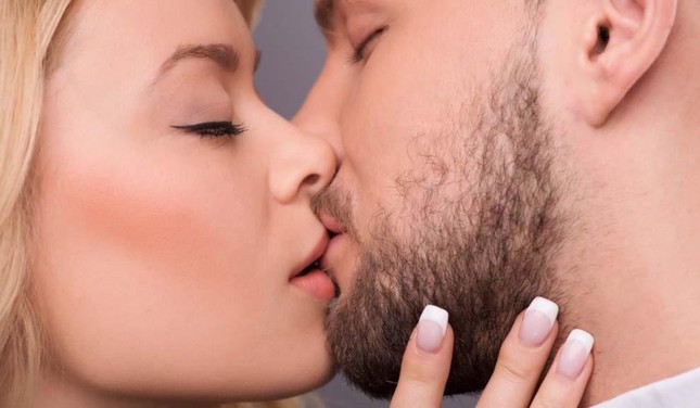 Những bệnh nguy hiểm có thể lây truyền qua nụ hôn mà ít người biết - Ảnh 1.