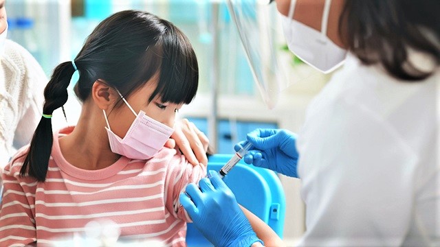 Sáng 1/4: Trẻ đã mắc COVID-19, sau bao lâu có thể tiêm vaccine? Không mua bán trang thiết bị y tế khi chưa có giá kê khai - Ảnh 2.