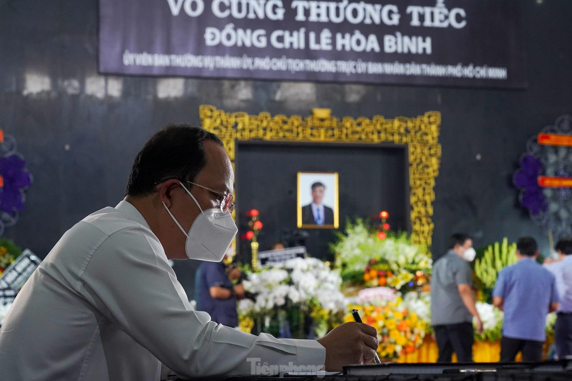 Xót xa vòng hoa mừng sinh nhật bên linh cữu Phó Chủ tịch Thường trực Lê Hoà Bình - Ảnh 8.