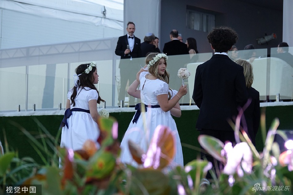 Harper Beckham làm phù dâu trong lễ cưới Brooklyn - Ảnh 2.