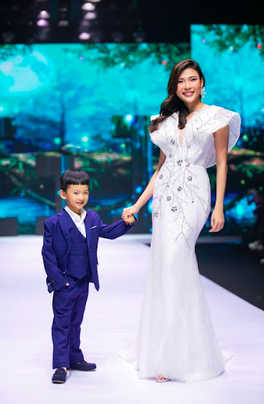 Thúy Diễm và con trai Bảo Bảo làm vedette tại Vietnam Junior Fashion Week  - Ảnh 2.