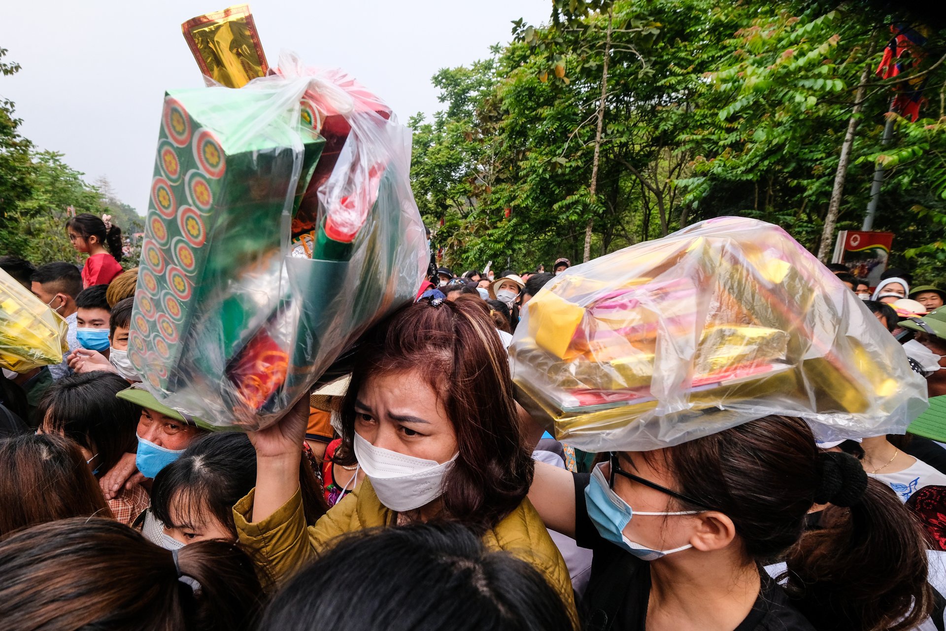 Trèo rào, trượt tường tháo chạy vì đường lên đền Hùng quá tải - Ảnh 3.