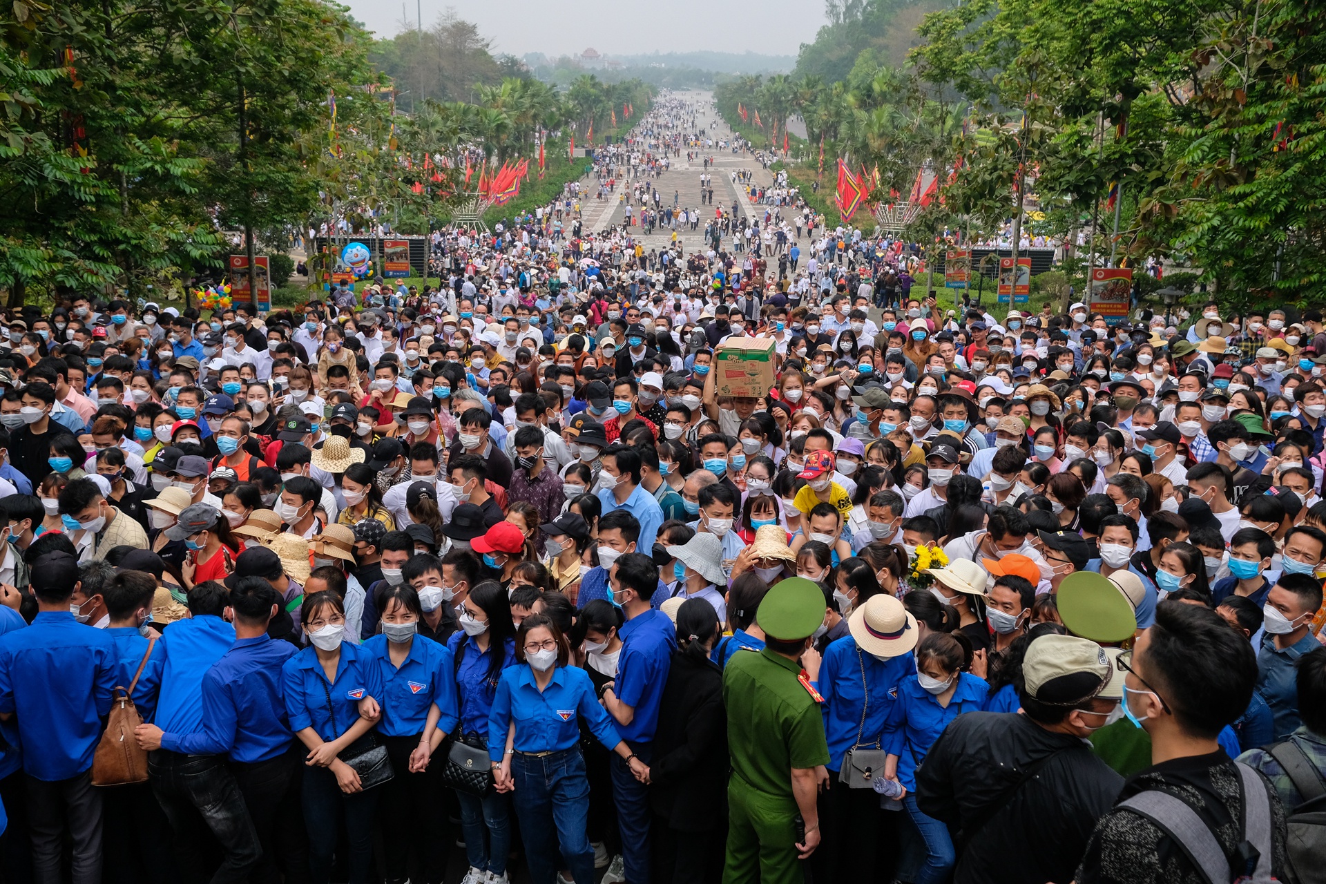 Trèo rào, trượt tường tháo chạy vì đường lên đền Hùng quá tải - Ảnh 1.