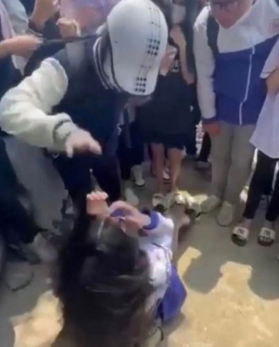 Vụ nữ sinh Thanh Hóa bị đánh hội đồng, bạn bè xung quanh quay clip reo hò, cổ vũ: Nước mắt của người mẹ - Ảnh 2.