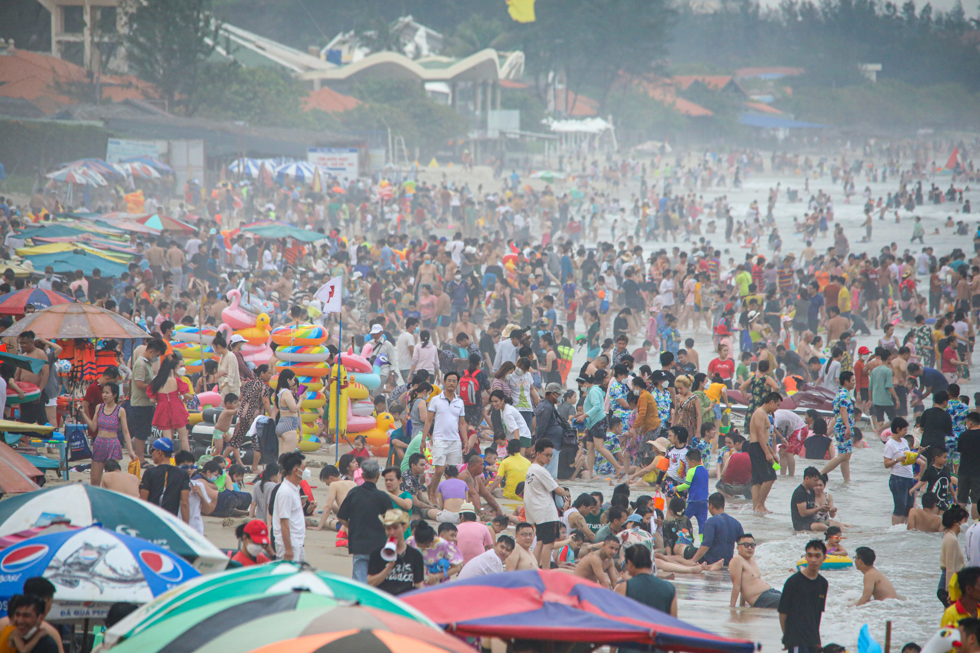 21.000 khách tắm biển Vũng Tàu ngày đầu kỳ nghỉ lễ giỗ Tổ - Ảnh 1.