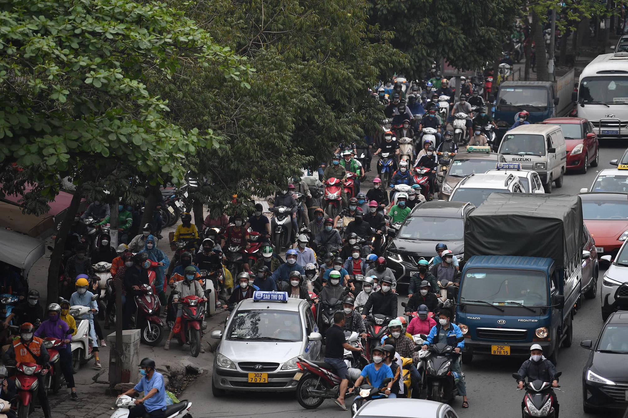 Người dân lỉnh kỉnh đồ đạc trở lại Hà Nội và Sài Gòn sau kỳ nghỉ lễ, nhiều tuyến đường ùn tắc nghiêm trọng - Ảnh 2.