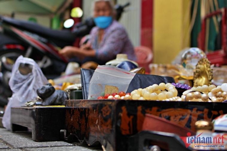 Nợ nần chồng chất, ‘bà trùm’ đồ cổ TP.HCM một thời ra vỉa hè kiếm sống - Ảnh 2.