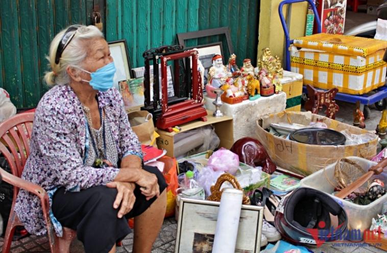 Nợ nần chồng chất, ‘bà trùm’ đồ cổ TP.HCM một thời ra vỉa hè kiếm sống - Ảnh 1.