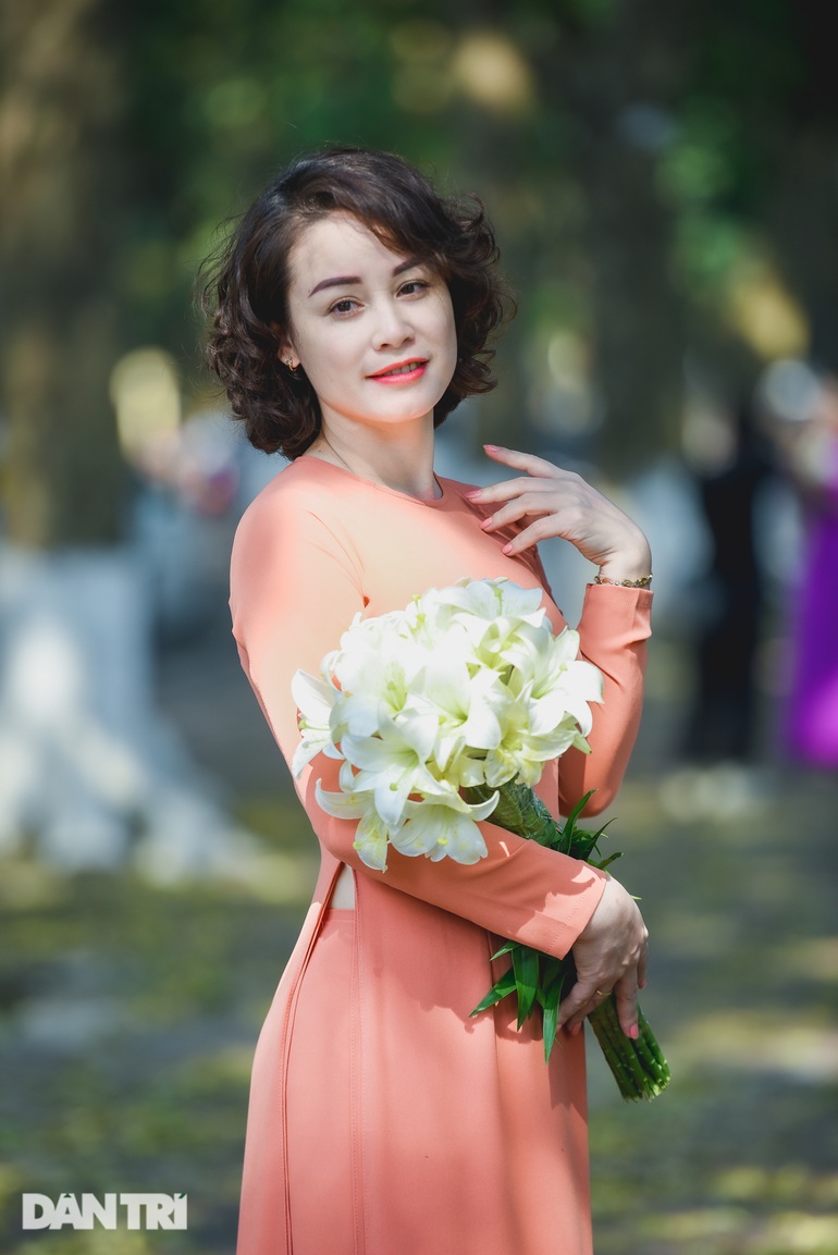 Chị em H&agrave; th&agrave;nh "chịu chơi", chi tiền triệu "săn ảnh" hoa loa k&egrave;n - Ảnh 3.