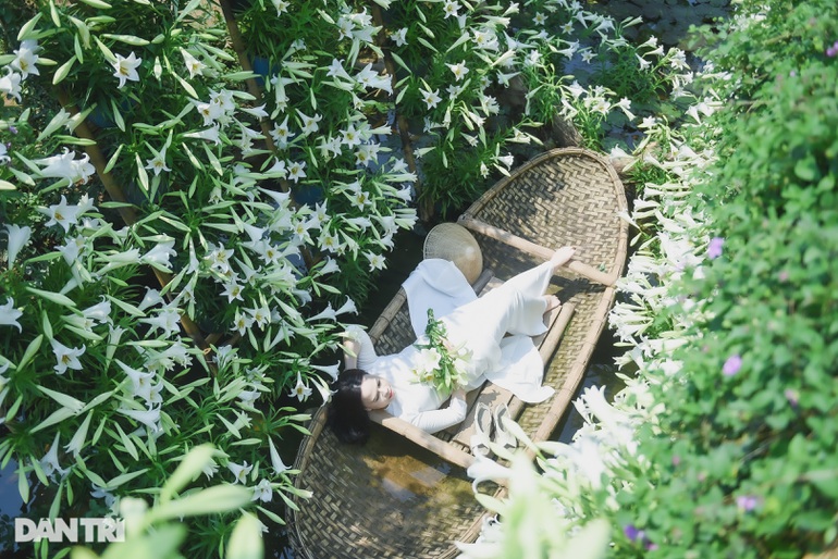 Chị em H&agrave; th&agrave;nh "chịu chơi", chi tiền triệu "săn ảnh" hoa loa k&egrave;n - Ảnh 7.