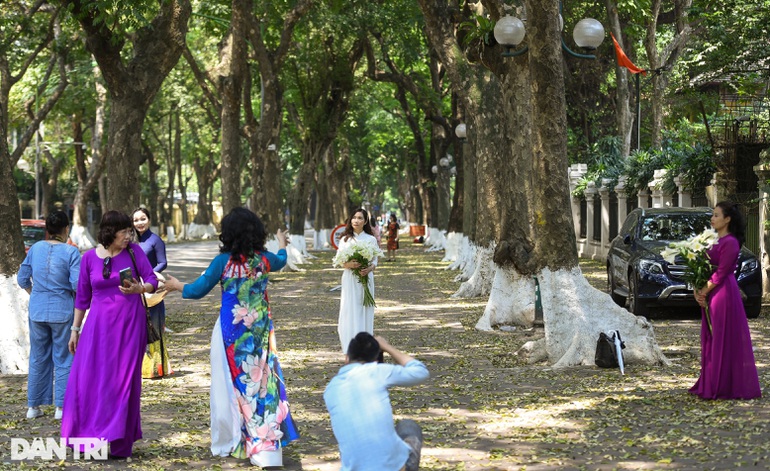 Chị em H&agrave; th&agrave;nh "chịu chơi", chi tiền triệu "săn ảnh" hoa loa k&egrave;n - Ảnh 4.