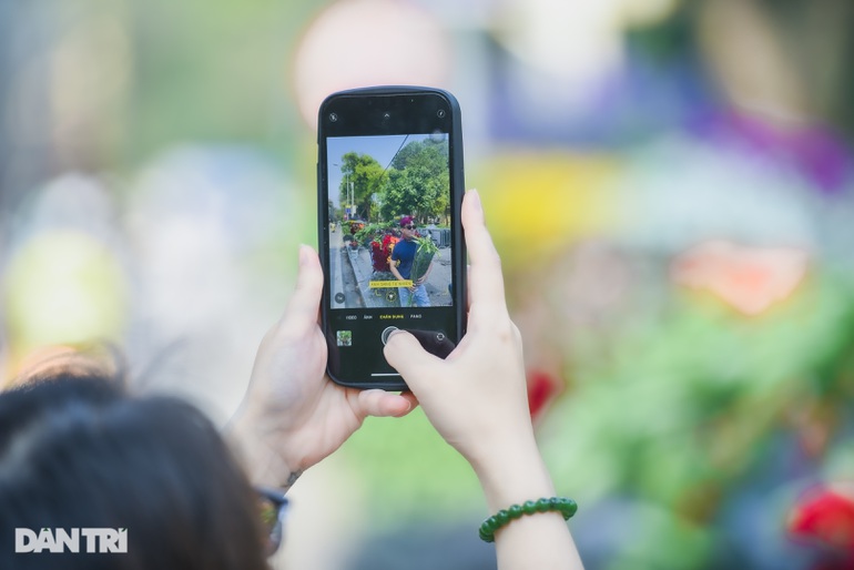 Chị em H&agrave; th&agrave;nh "chịu chơi", chi tiền triệu "săn ảnh" hoa loa k&egrave;n - Ảnh 10.