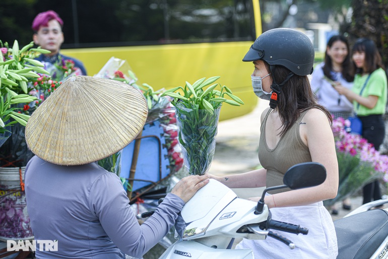 Chị em H&agrave; th&agrave;nh "chịu chơi", chi tiền triệu "săn ảnh" hoa loa k&egrave;n - Ảnh 9.