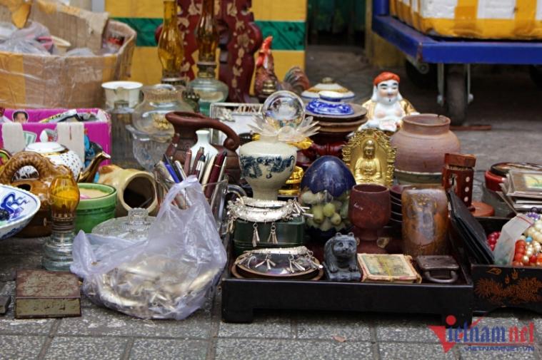 Nợ nần chồng chất, ‘bà trùm’ đồ cổ TP.HCM một thời ra vỉa hè kiếm sống - Ảnh 3.