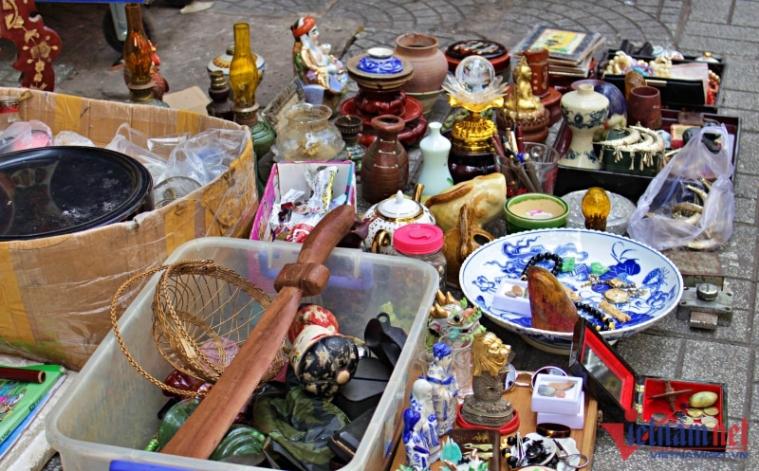 Nợ nần chồng chất, ‘bà trùm’ đồ cổ TP.HCM một thời ra vỉa hè kiếm sống - Ảnh 4.