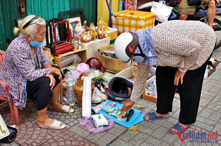 Nợ nần chồng chất, ‘bà trùm’ đồ cổ TP.HCM một thời ra vỉa hè kiếm sống - Ảnh 5.