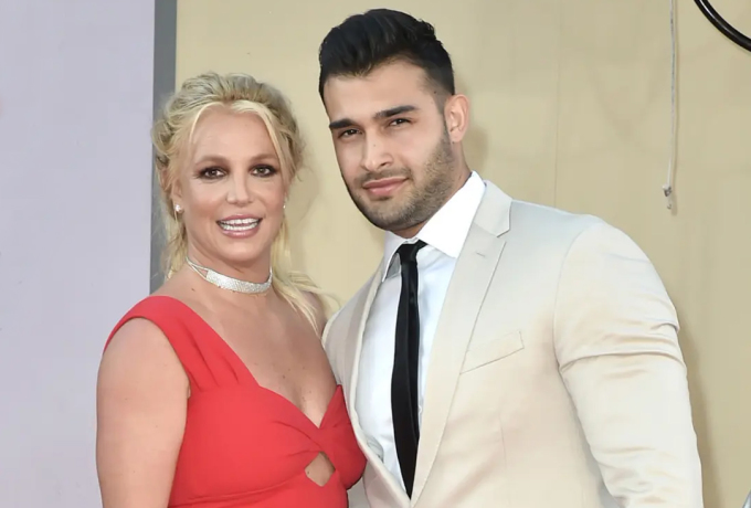 Britney Spears mang bầu nhóc tì thứ 3 với chồng kém tuổi sau khi được tự do - Ảnh 2.