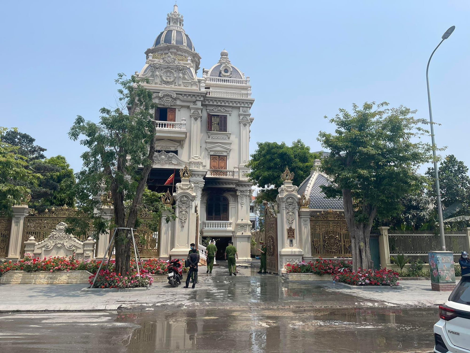 Hiện trường vụ cháy biệt thự sang trọng của đại gia ở Quảng Ninh - Ảnh 7.