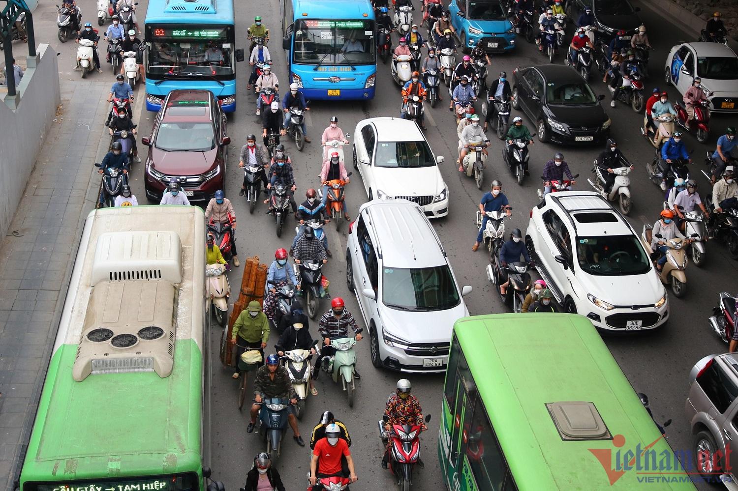 Hà Nội sáng đầu tuần, tắc cứng dưới lòng đường, xe lên vỉa hè cũng ‘đứng im’ - Ảnh 10.