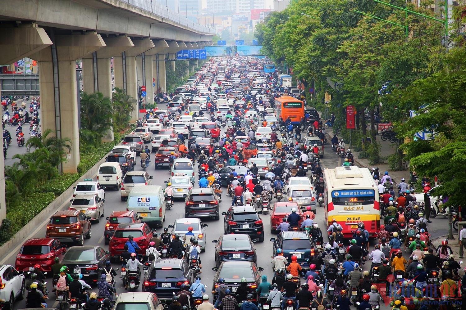 Hà Nội sáng đầu tuần, tắc cứng dưới lòng đường, xe lên vỉa hè cũng ‘đứng im’ - Ảnh 9.