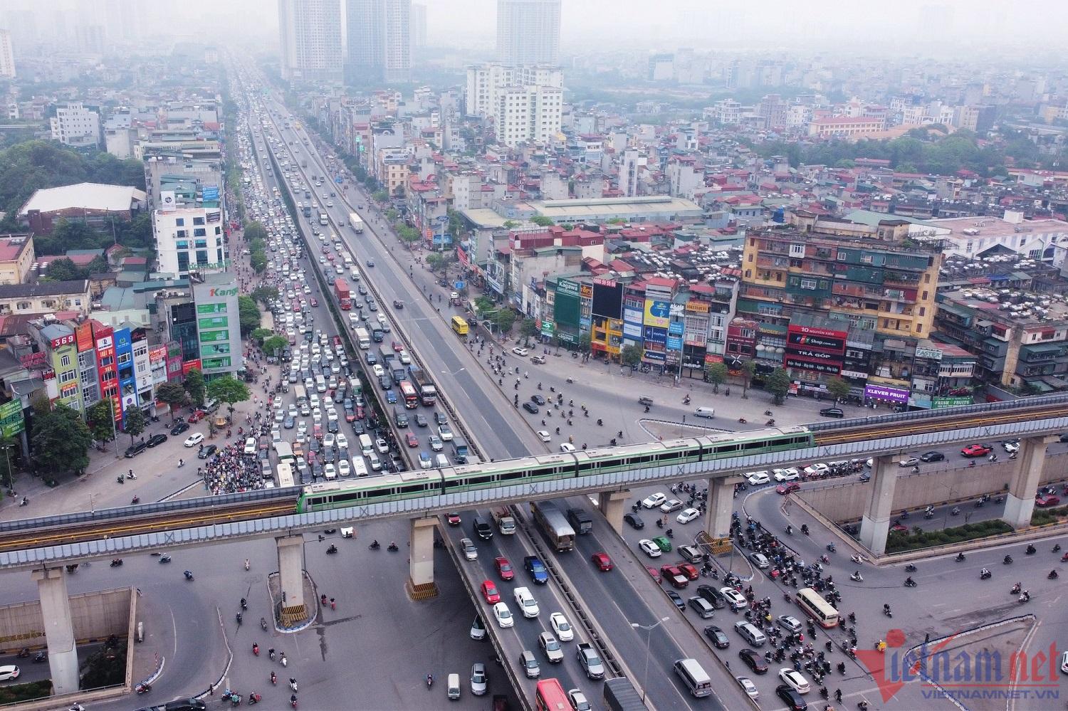 Hà Nội sáng đầu tuần, tắc cứng dưới lòng đường, xe lên vỉa hè cũng ‘đứng im’ - Ảnh 5.