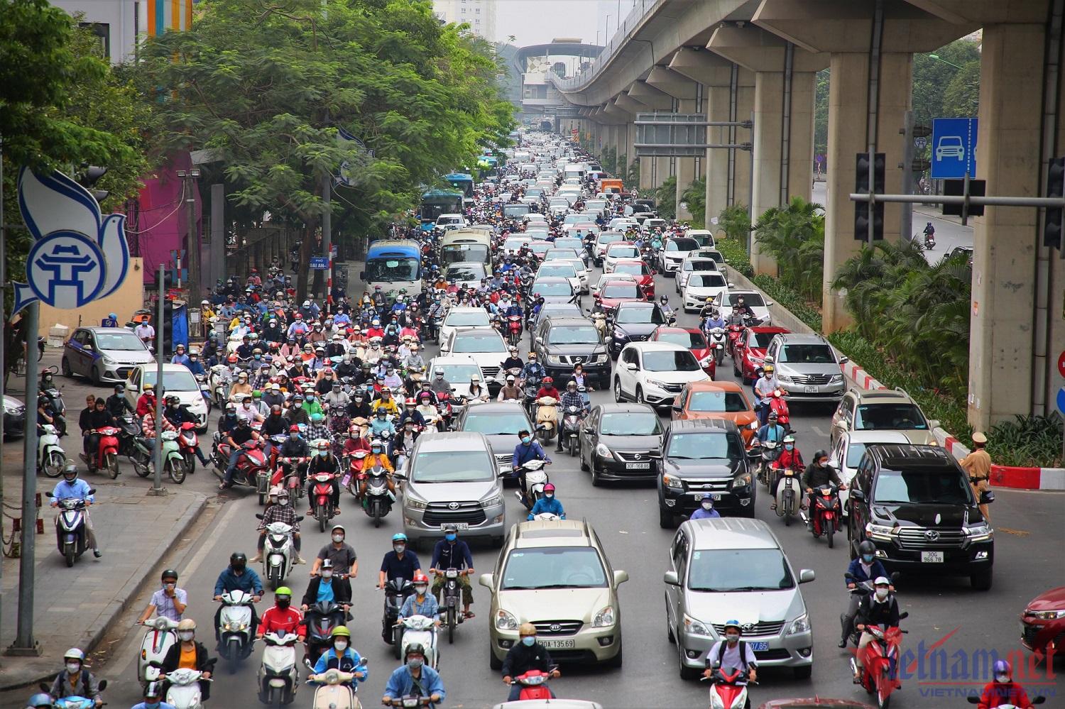 Hà Nội sáng đầu tuần, tắc cứng dưới lòng đường, xe lên vỉa hè cũng ‘đứng im’ - Ảnh 1.