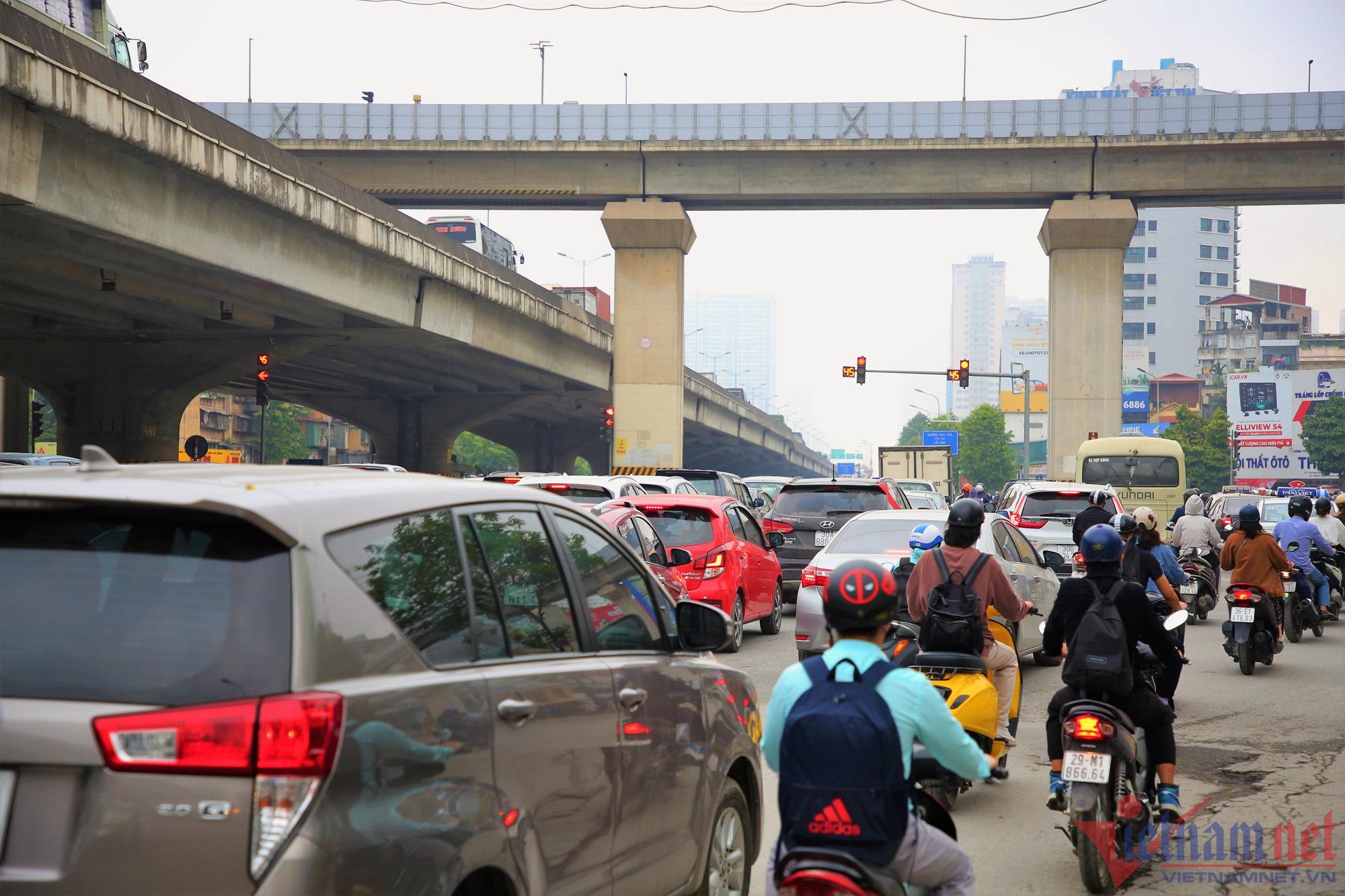 Hà Nội sáng đầu tuần, tắc cứng dưới lòng đường, xe lên vỉa hè cũng ‘đứng im’ - Ảnh 7.