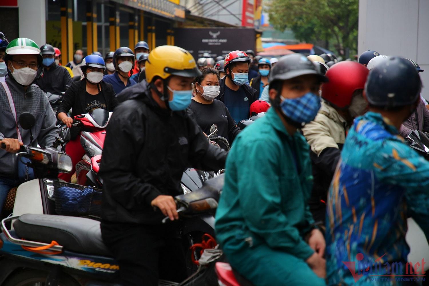 Hà Nội sáng đầu tuần, tắc cứng dưới lòng đường, xe lên vỉa hè cũng ‘đứng im’ - Ảnh 13.