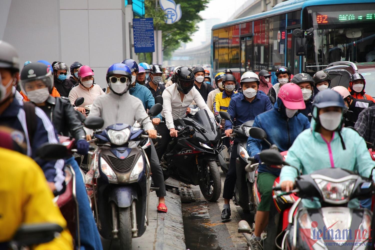 Hà Nội sáng đầu tuần, tắc cứng dưới lòng đường, xe lên vỉa hè cũng ‘đứng im’ - Ảnh 12.