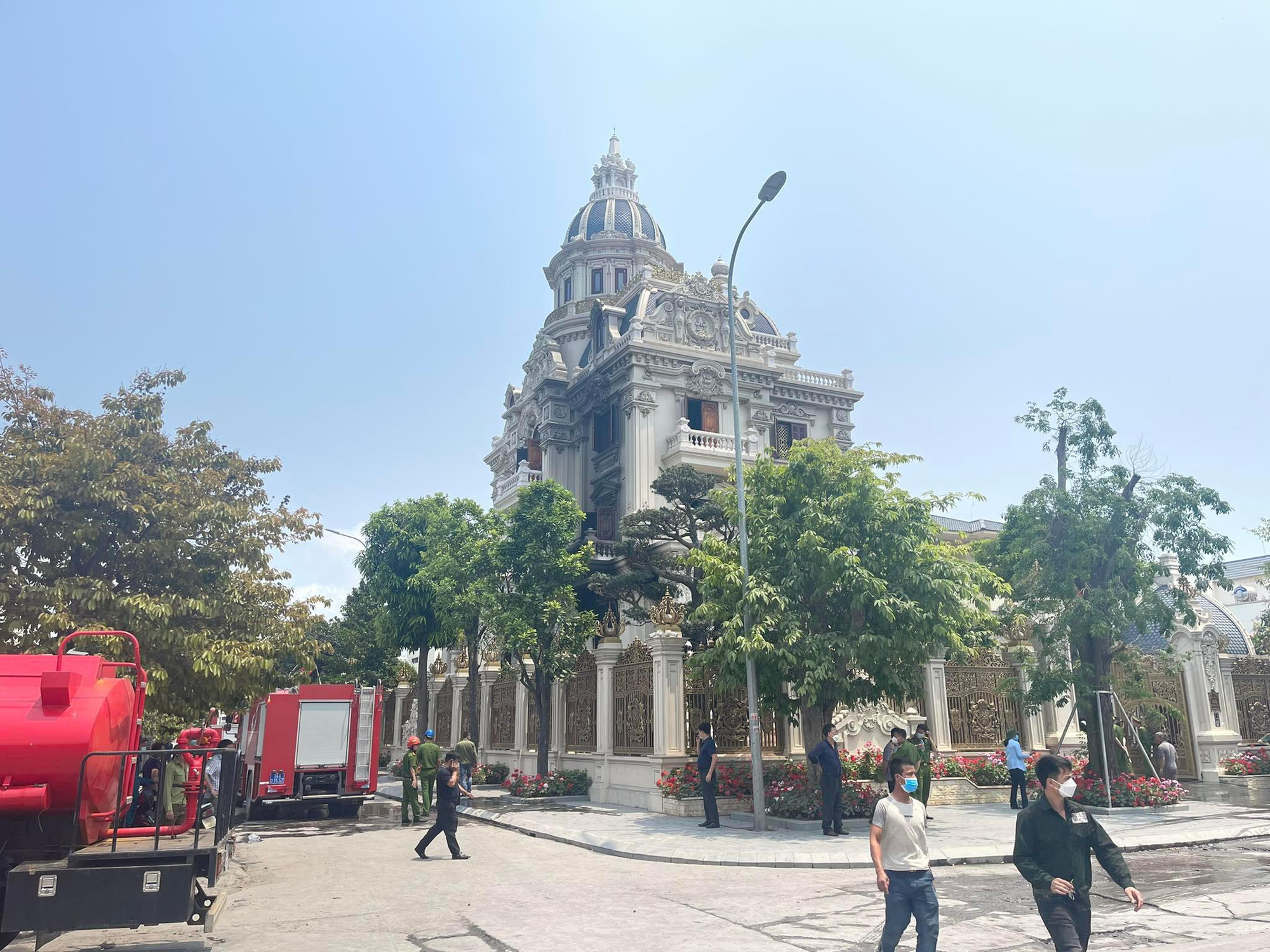 Hiện trường vụ cháy biệt thự sang trọng của đại gia ở Quảng Ninh - Ảnh 5.