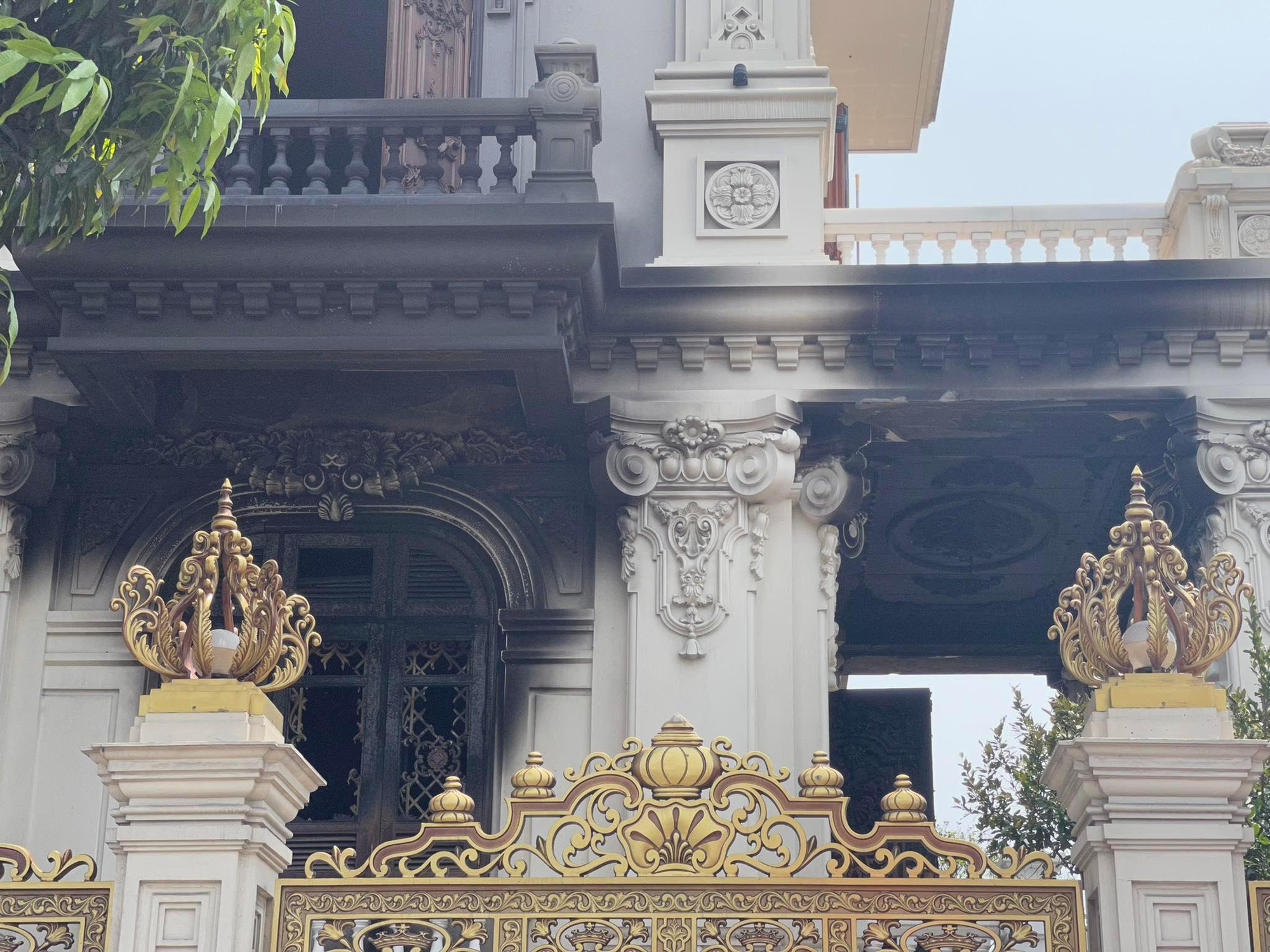 Hiện trường vụ cháy biệt thự sang trọng của đại gia ở Quảng Ninh - Ảnh 8.