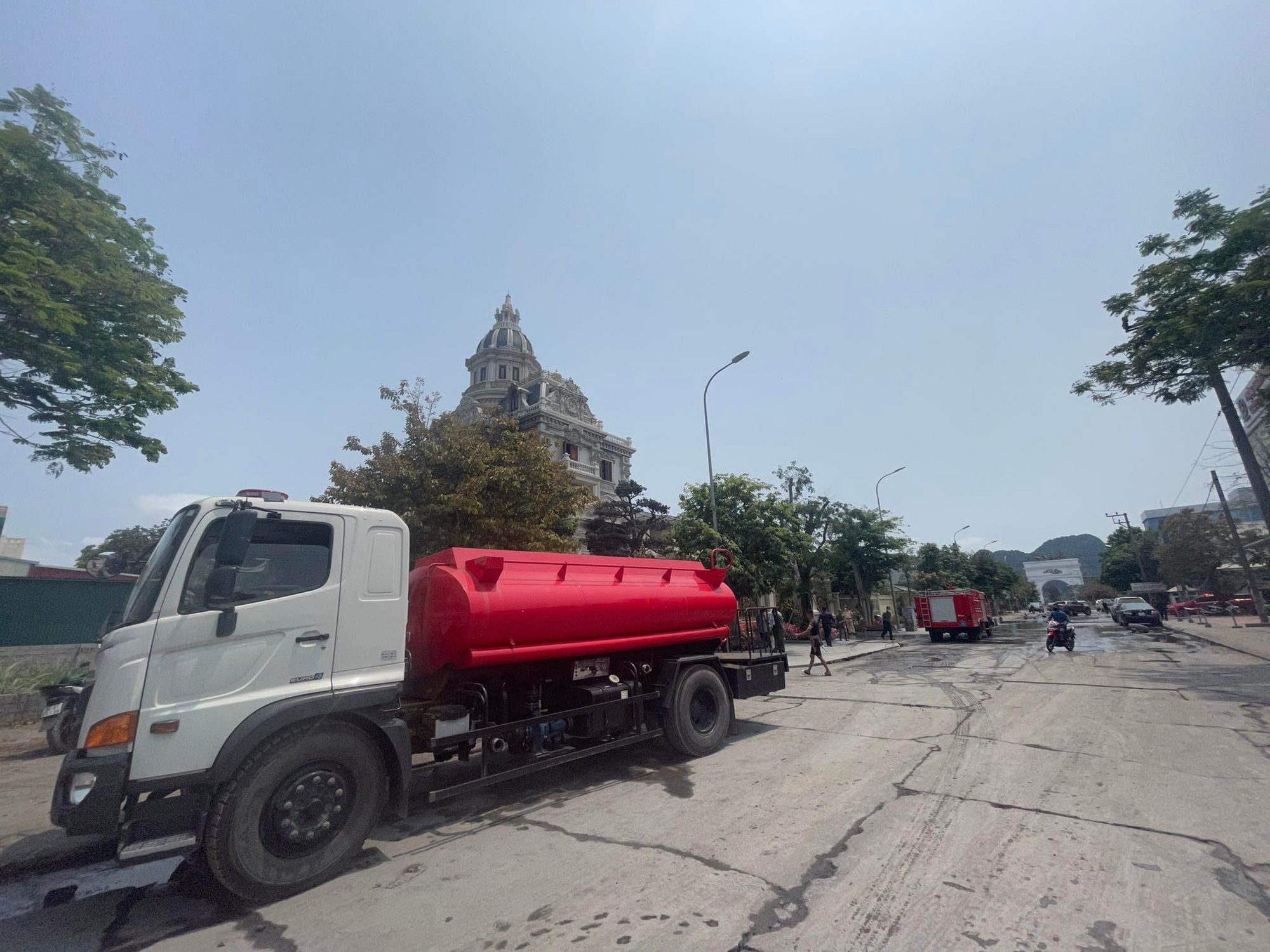 Hiện trường vụ cháy biệt thự sang trọng của đại gia ở Quảng Ninh - Ảnh 6.