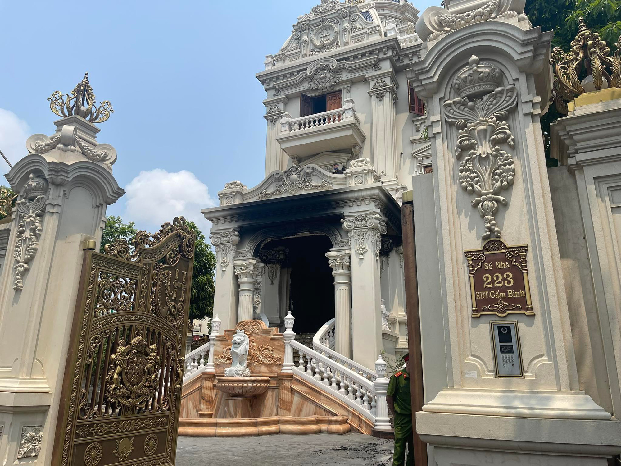 Vụ cháy "lâu đài" của đại gia đất mỏ khiến 1 người tử vong: Gia đình nạn nhân sống chan hòa, được yêu quý - Ảnh 4. Vụ cháy "lâu đài" của đại gia đất mỏ khiến 1 người tử vong: Gia đình nạn nhân sống chan hòa, được yêu quý - Ảnh 4.