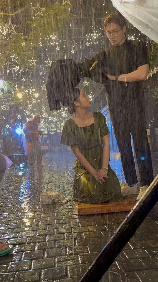 Lộ cảnh phim đắt giá trong &quot;Thương ngày nắng về&quot;: Nữ chính dầm mưa 4 tiếng trong thời tiết khắc nghiệt - Ảnh 2.