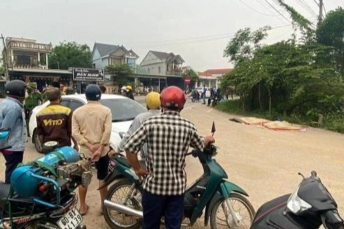 Hai cha con đi xe m&aacute;y tử vong sau c&uacute; t&ocirc;ng bất ngờ của &ocirc; t&ocirc; tải - Ảnh 1.