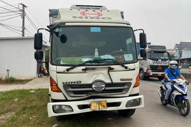 Hai cha con đi xe m&aacute;y tử vong sau c&uacute; t&ocirc;ng bất ngờ của &ocirc; t&ocirc; tải - Ảnh 2.