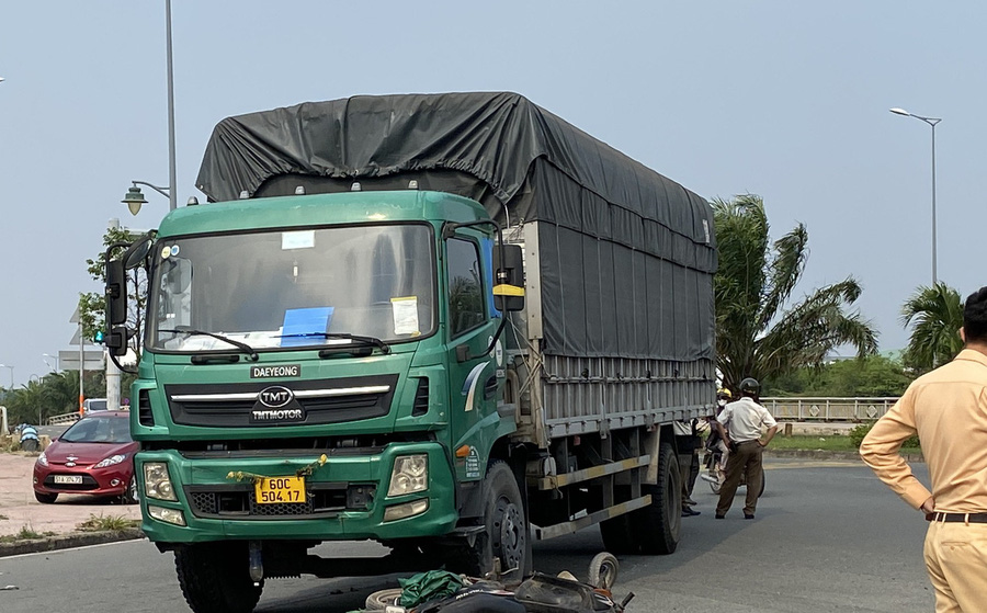 Cháu gái 8 tuổi bị cuốn vào gầm xe tải nguy kịch, bà ngoại bị thương gào khóc thảm thiết - Ảnh 1. Cháu gái 8 tuổi bị cuốn vào gầm xe tải nguy kịch, bà ngoại bị thương gào khóc thảm thiết - Ảnh 1.