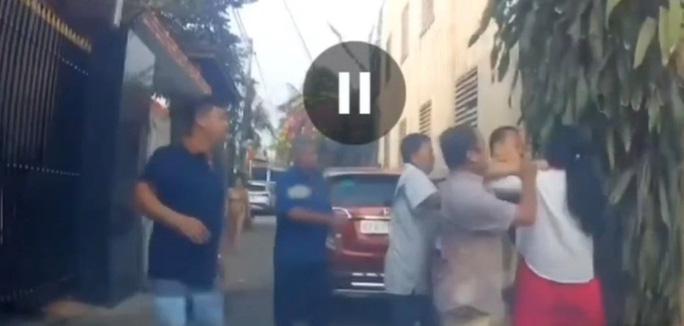 Th&ocirc;ng tin mới nhất vụ nh&oacute;m đ&agrave;n &ocirc;ng đ&aacute;nh người phụ nữ: Đại &uacute;y c&ocirc;ng an bị đ&igrave;nh chỉ c&ocirc;ng t&aacute;c - Ảnh 2.