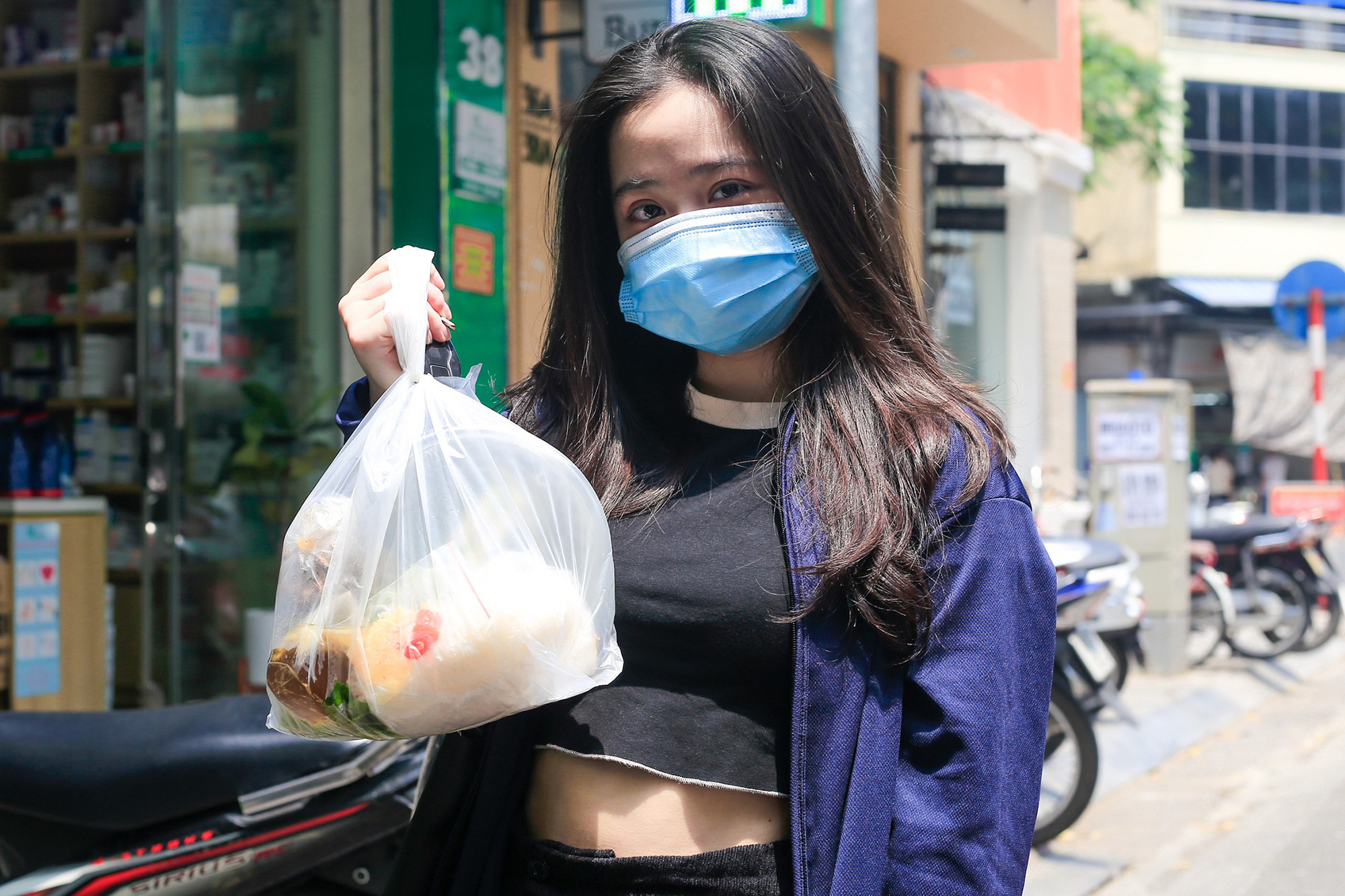 Hàng bún chả ở Hà Nội bán hàng trăm suất vào buổi trưa - Ảnh 6.