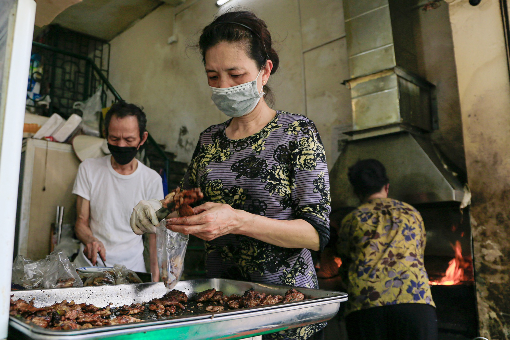 Hàng bún chả ở Hà Nội bán hàng trăm suất vào buổi trưa - Ảnh 3.