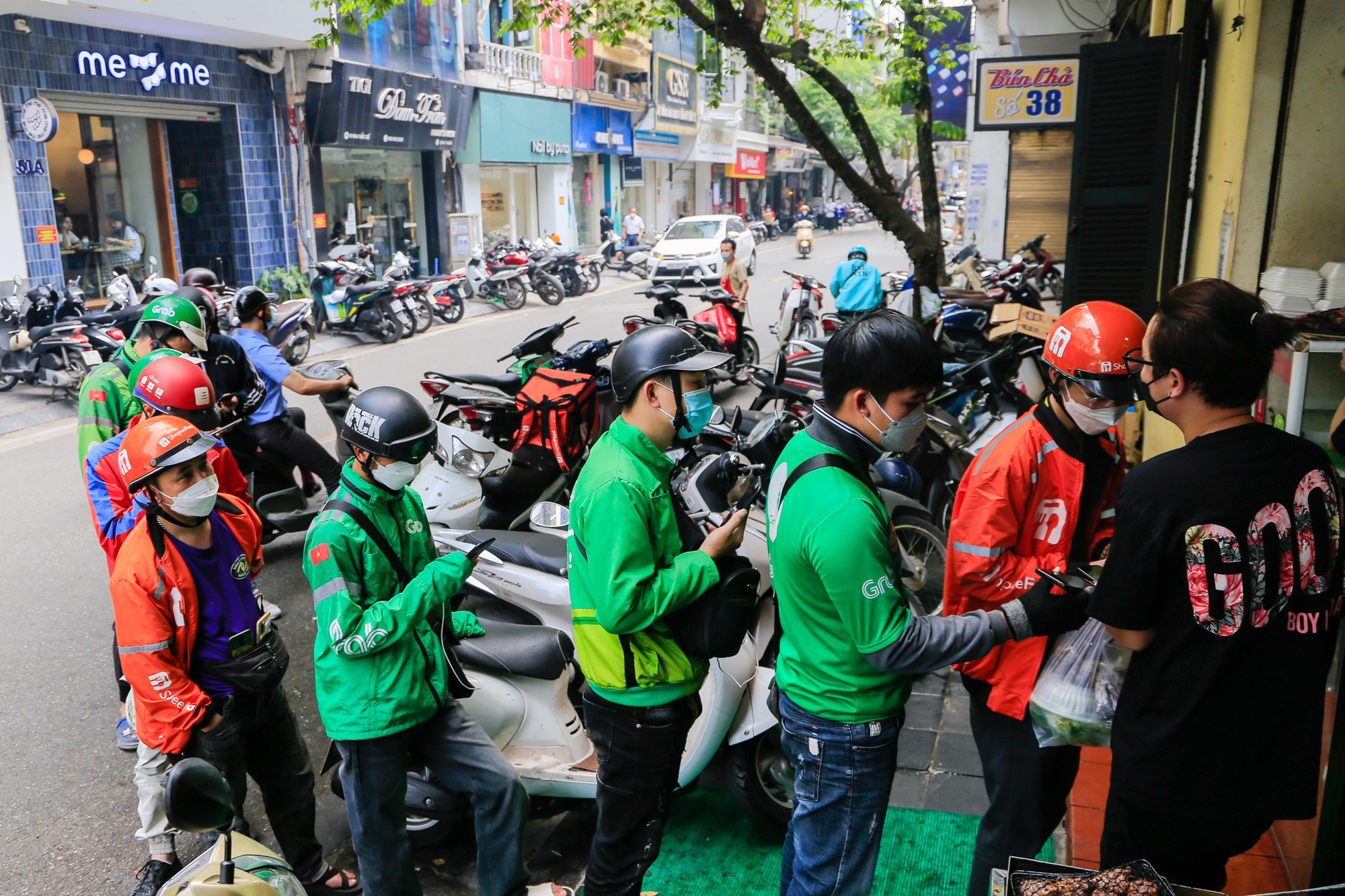 Hàng bún chả ở Hà Nội bán hàng trăm suất vào buổi trưa - Ảnh 1.
