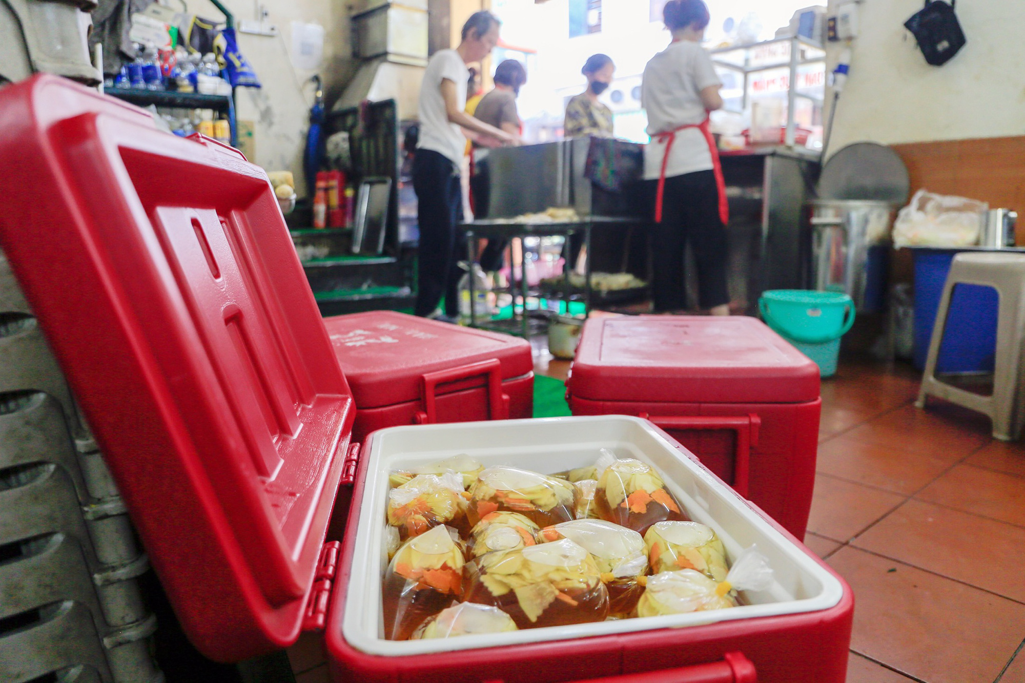 Hàng bún chả ở Hà Nội bán hàng trăm suất vào buổi trưa - Ảnh 7.