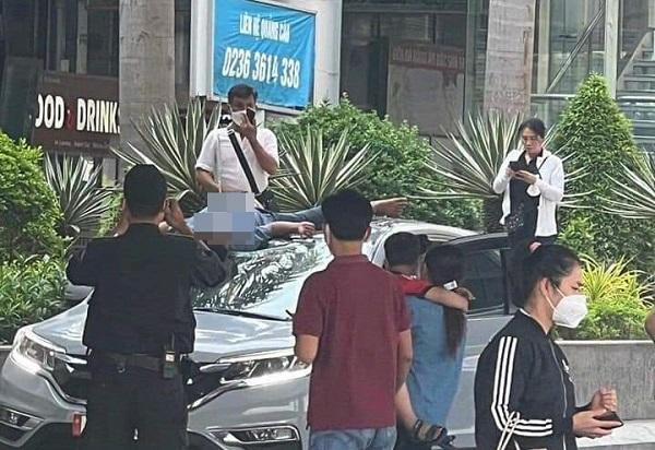Người đàn ông nhảy từ tầng 2 sân bay Đà Nẵng, rơi trúng ô tô - Ảnh 1. Người đàn ông nhảy từ tầng 2 sân bay Đà Nẵng, rơi trúng ô tô - Ảnh 1.