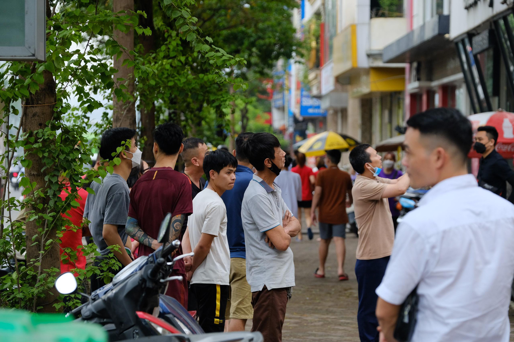 Cháy căn nhà 8 tầng ở Hà Nội, cột khói bốc cao hàng chục mét - Ảnh 4. Cháy căn nhà 8 tầng ở Hà Nội, cột khói bốc cao hàng chục mét - Ảnh 4.