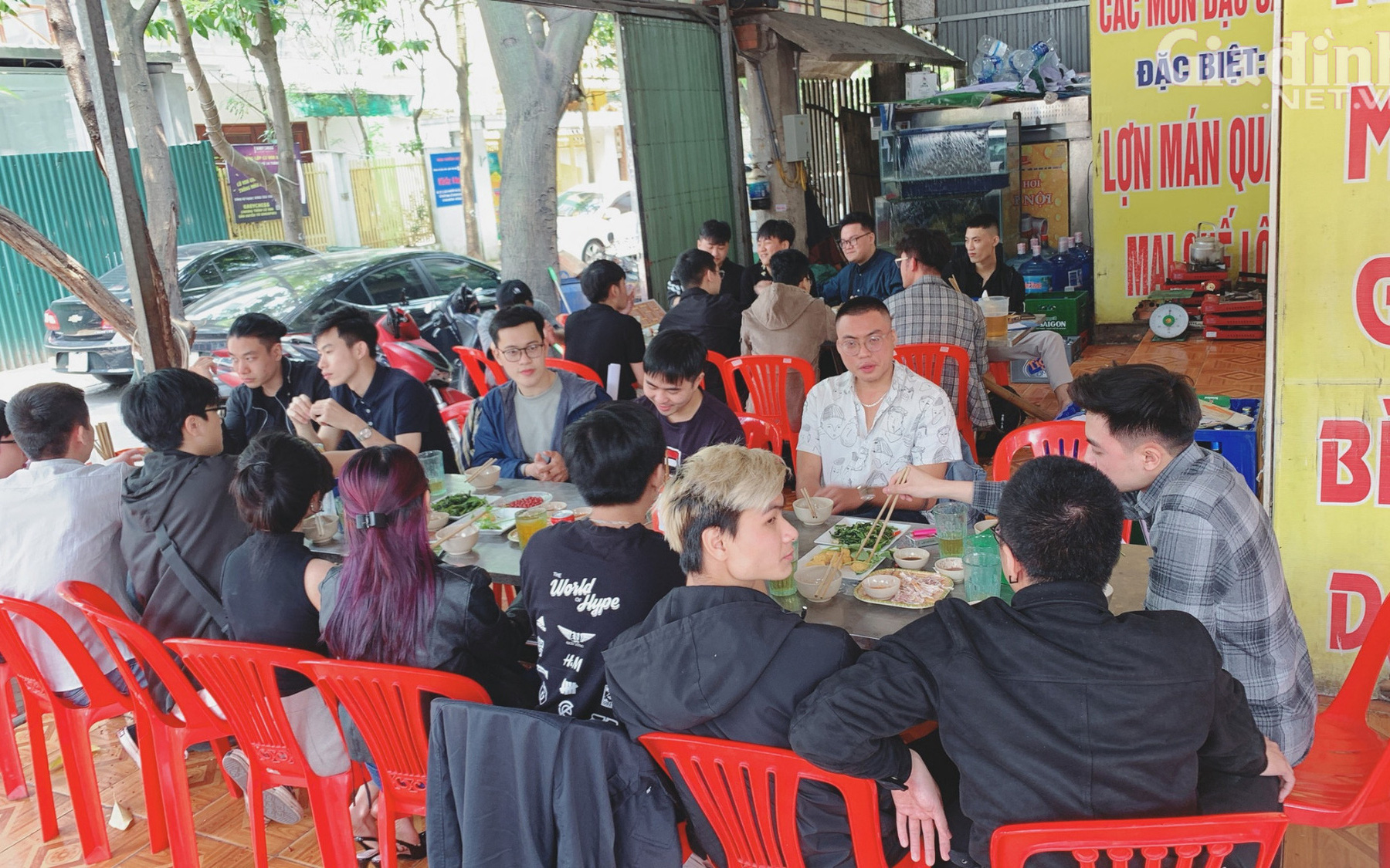 Đón gần 200 khách mỗi ngày sau dịch COVID-19, nhiều chủ quán ăn "vui như Tết" vì "được" bận rộn