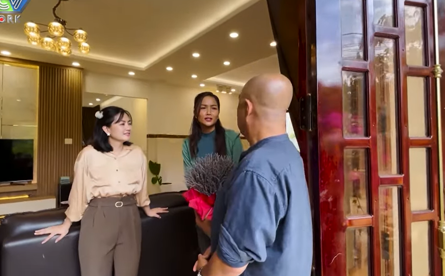 "T&ocirc;i bất ngờ khi thấy biệt thự của H'Hen Ni&ecirc; qu&aacute; bề thế, sang trọng" - Ảnh 1.