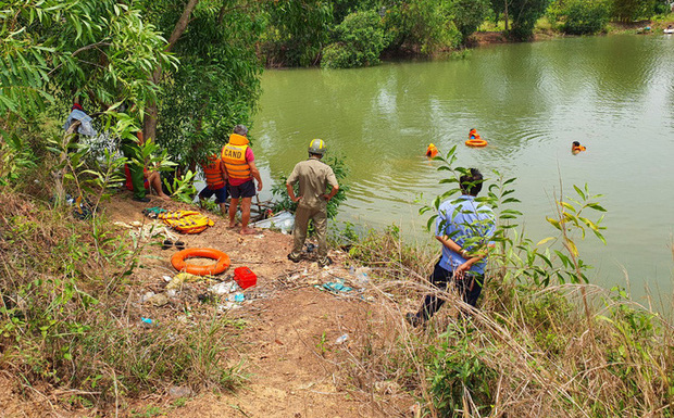 Sau chầu nhậu, người đ&agrave;n &ocirc;ng ch&igrave;m dần xuống hồ trước sự bất lực của bạn b&egrave; - Ảnh 1.