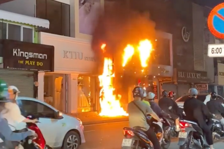 Ch&aacute;y tiệm &aacute;o cưới, 3 người tho&aacute;t nạn - Ảnh 1.