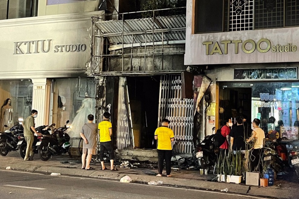 Ch&aacute;y tiệm &aacute;o cưới, 3 người tho&aacute;t nạn - Ảnh 2.