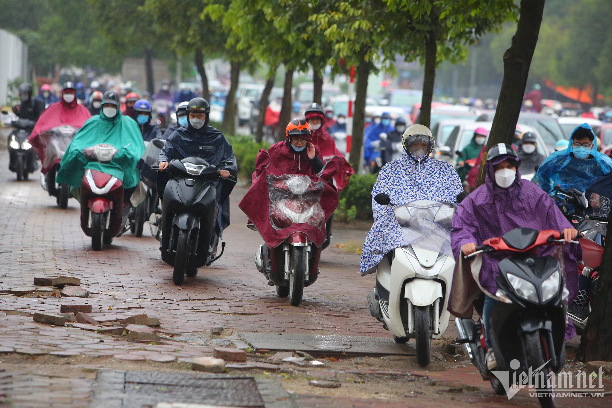 Nhiều ngả đường Hà Nội tắc cứng trong mưa, phụ huynh bỏ xe dắt con qua đường vào lớp - Ảnh 2.